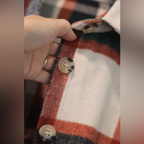 Cozy fall/winter perfect Long sleeve plaid button down Shacket style - Picture 4 of 5